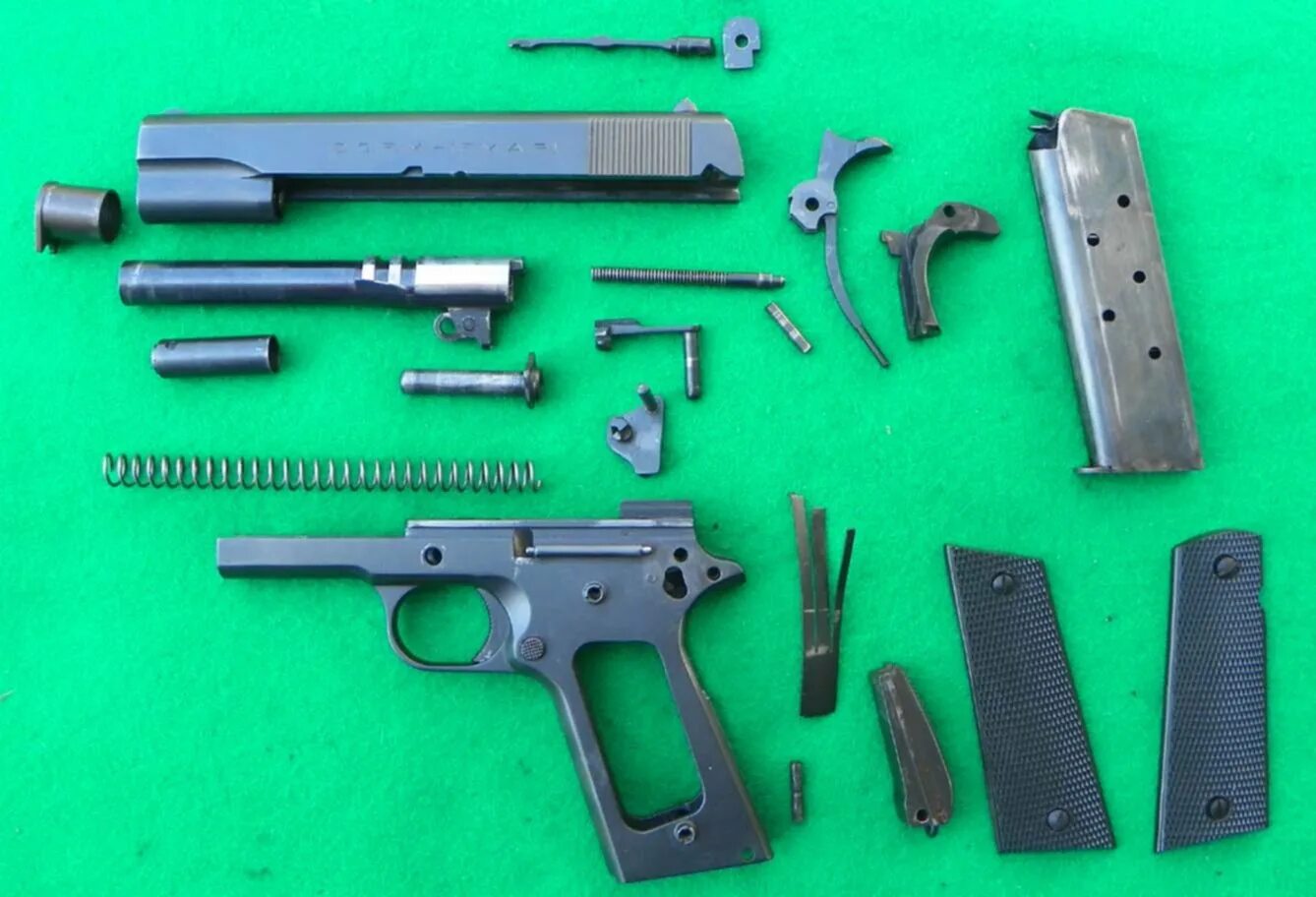 Строение 9-мм пистолет макарова. Colt m1911 disassembly. Colt m1911 в разборе. Полная разборка макарова. Усм стечкина.