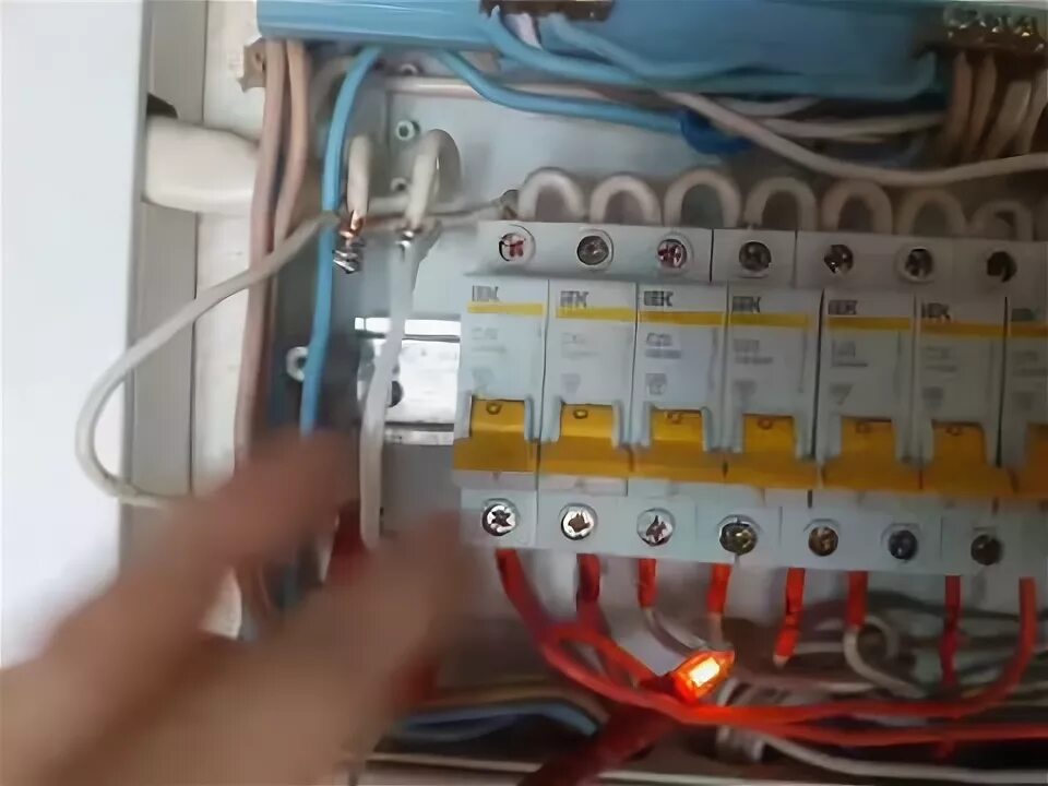 Панели вру автоматическими выключателями easypact. Щиток для автоматов. Автоматы электрические. Машинка вырубает автомат. Машинка вырубает автомат.