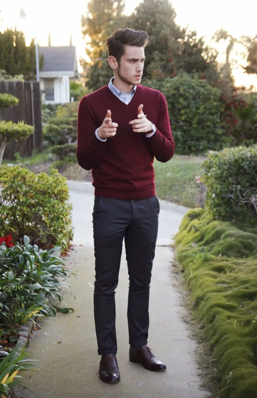 Стильный образ в школу мужской. Свитер с рубашкой мужские. Образы для подростков парней. Как одеться в школу парню. Образ на выпускной 9 класс для мальчиков.