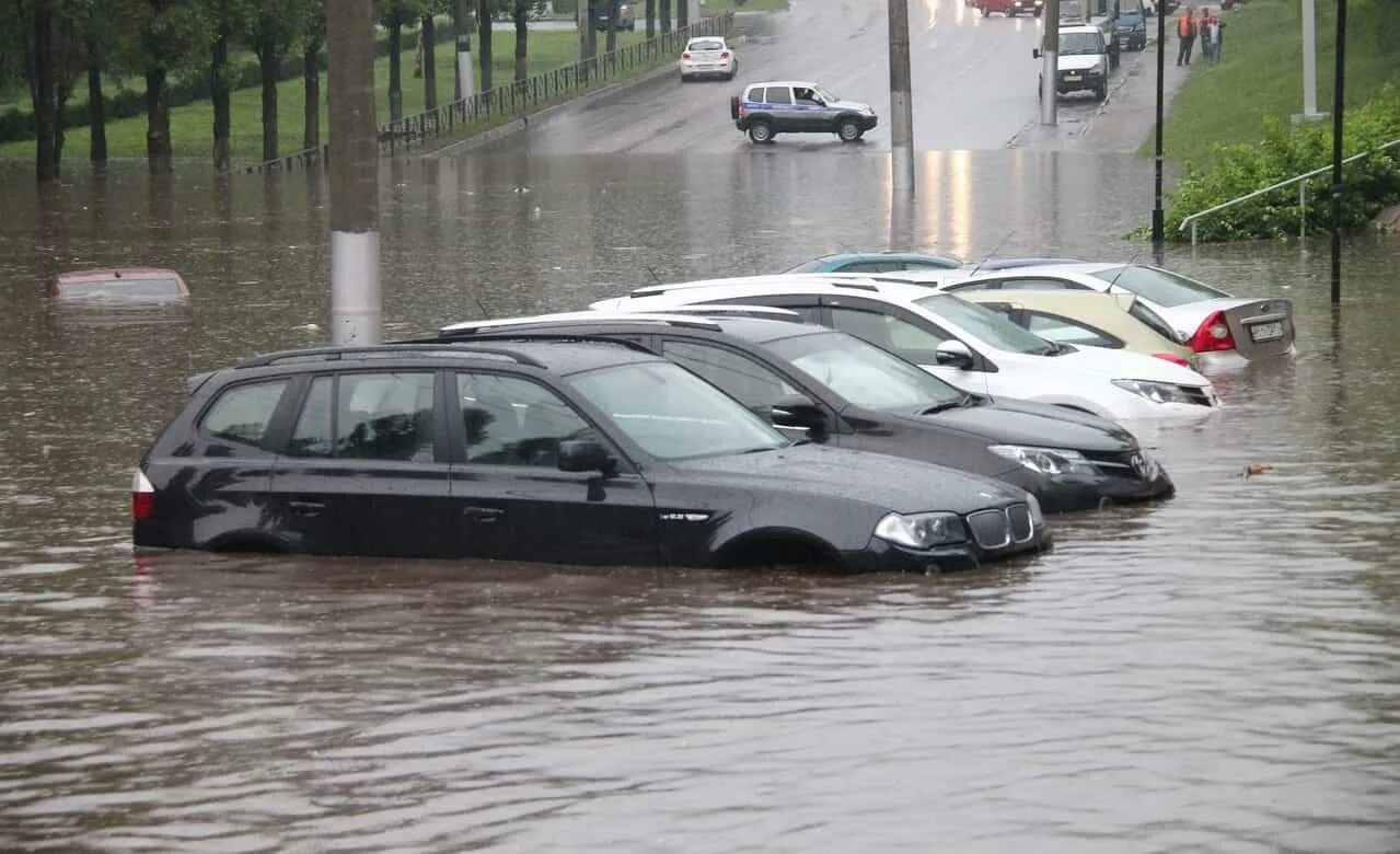Ясенево затопило тц подземную парковку. Масло в движок. Бачок незамерзайки. Залило машину что делать. Залило машину что делать.