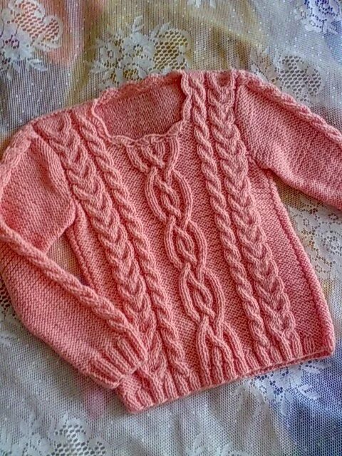 розовая вязаная шапка. объемная коса спицами. вязаные детские вещи. узор косы для шапки. вязаная шапка с узором коса.
