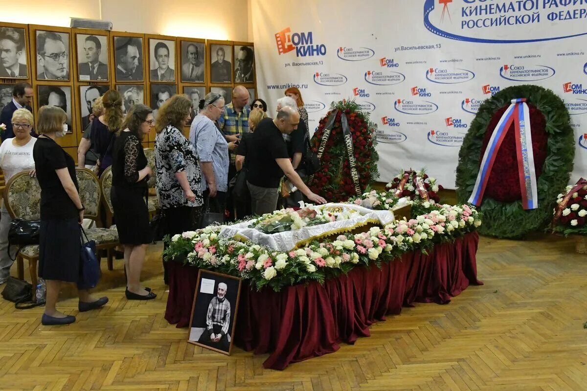 Первые фото прощания с Леонидом Володарским: вдова с каменным лицом у гроба - Эк