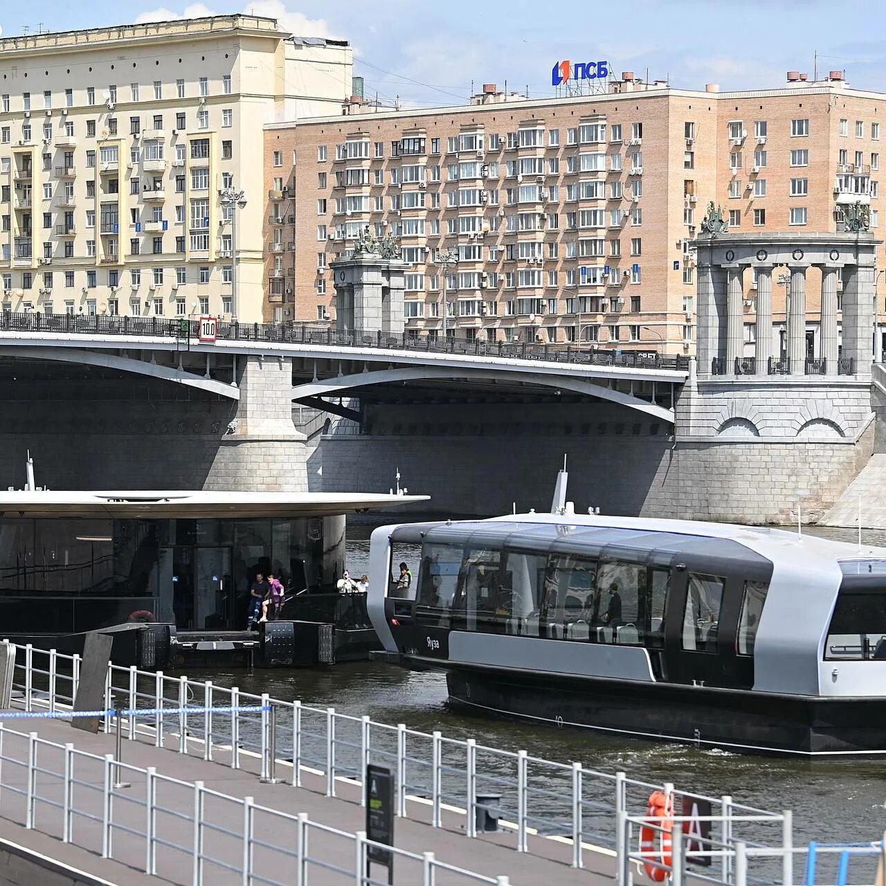 Речные электро трамвайчики в москве. Речной электротрамвай в Москве. Речной трамвайчик в Москве 2023. Киевский вокзал Речной электротрамвай. Сердце столицы Речной трамвайчик.