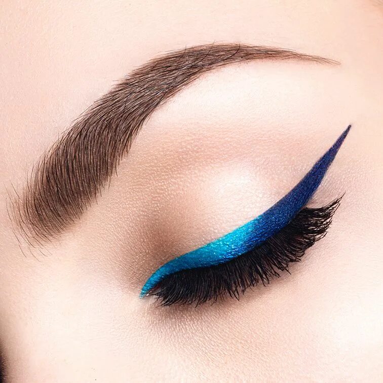 Макияж глаз с синей подводкой ⚡ SHARP EDGES MAGAZINE ⚡ on Instagram: "ARTIST @firyuzaneverova . . #sharpedgesm