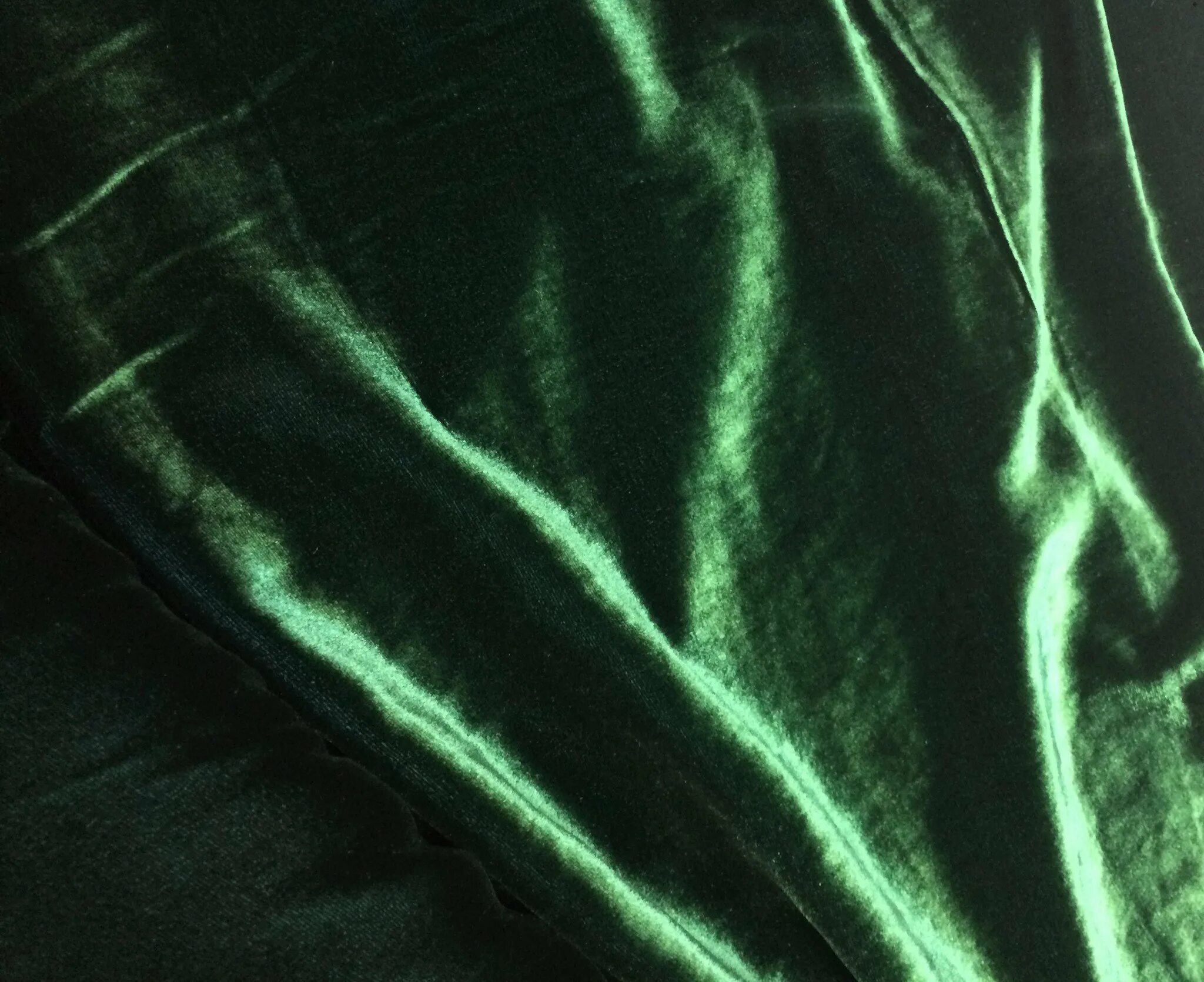 Зеленый бархат цвет. Бархат вельвет велюр. Изумрудный бархат. Изумрудный цвет. Вискоза темный изумруд 573.