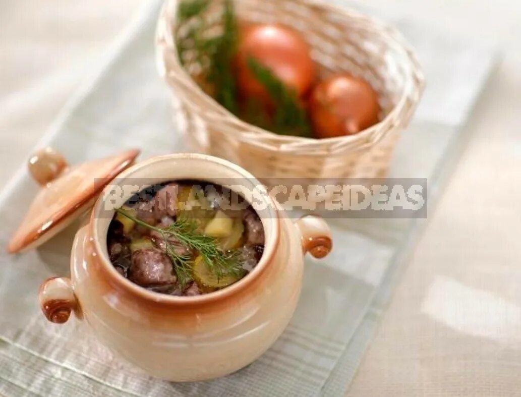 свинина в горшочках с солеными огурцами. тушеная картошка с мясом в горшочке. рыбные блюда в горшочках. тушеная картошка в горшочках. жаркое из почек с сол.