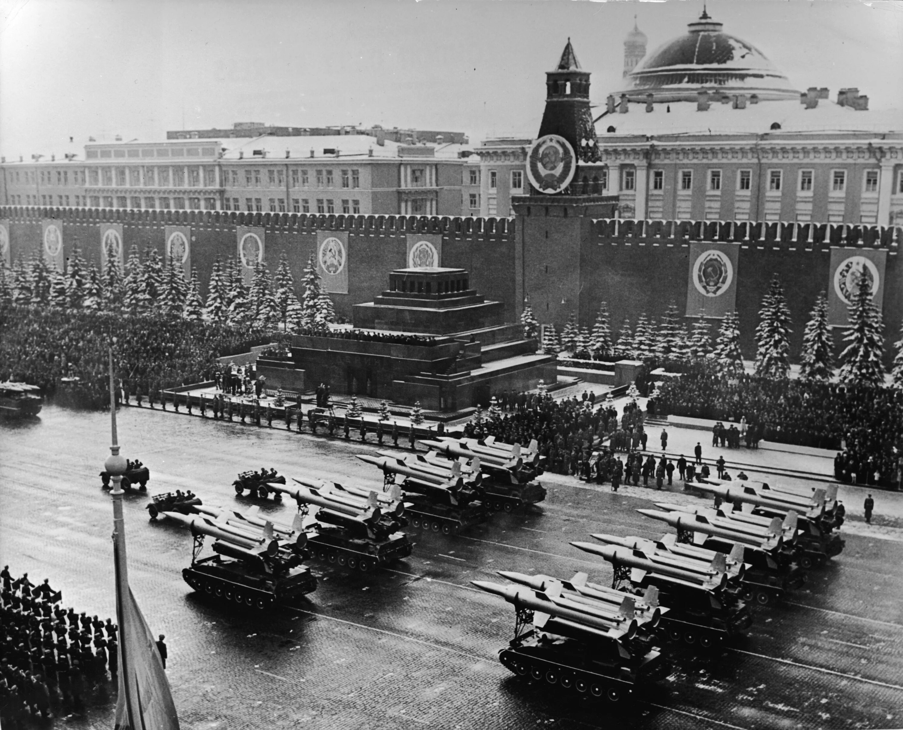 В каком году первый парад. Парад 1965 года на красной площади. военные парады в ссср. советский парад на красной площади. парад победы 1945.