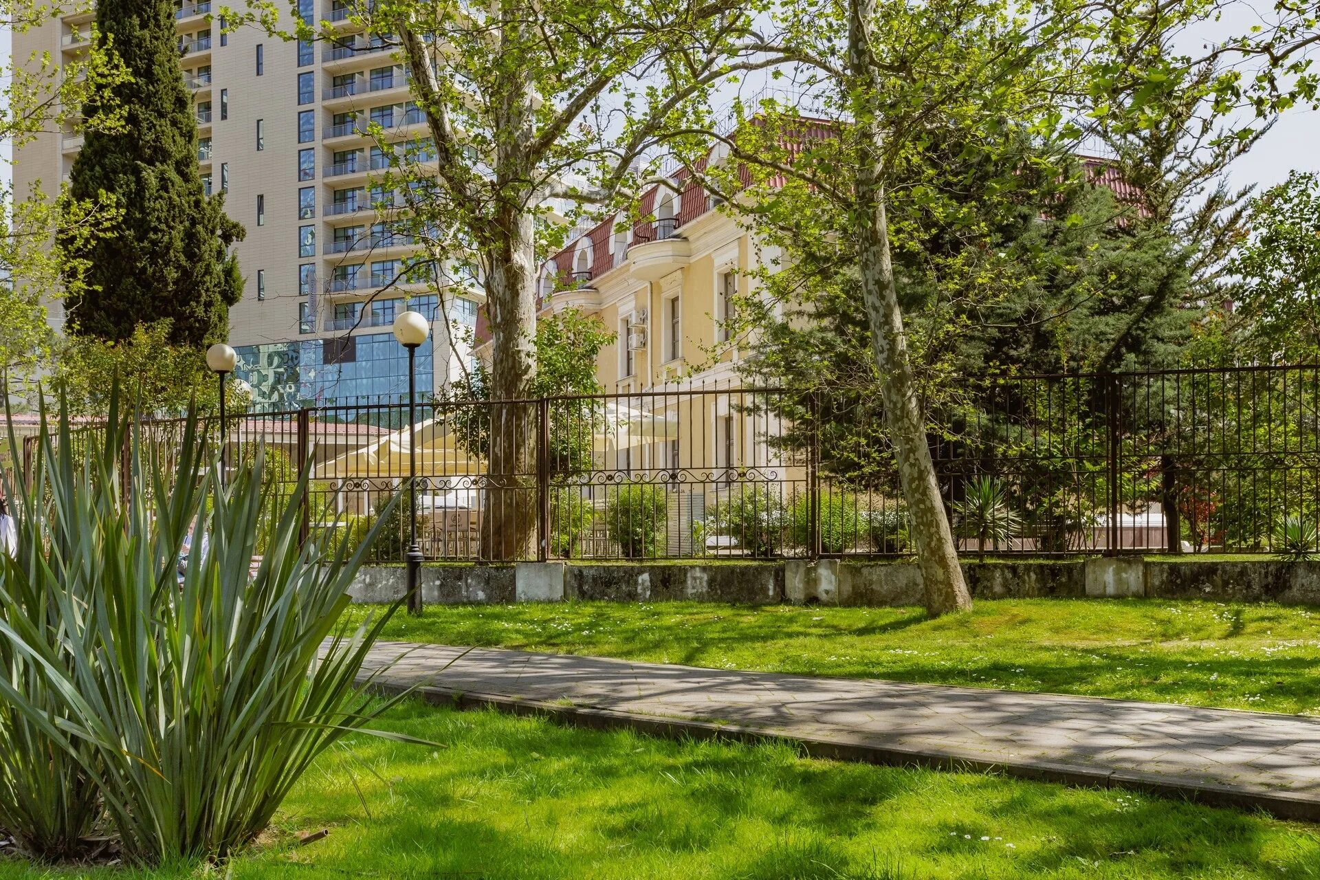 Город мориса тореза. Город мориса тореза