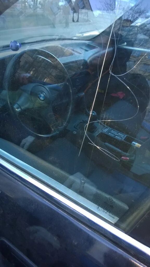 Бмв дверь без ключа. Bmw 5 2012 закрылась машина сел аккумулятор. Замок капота е34. Ручка бардачка бмв е46. Открытие е34.