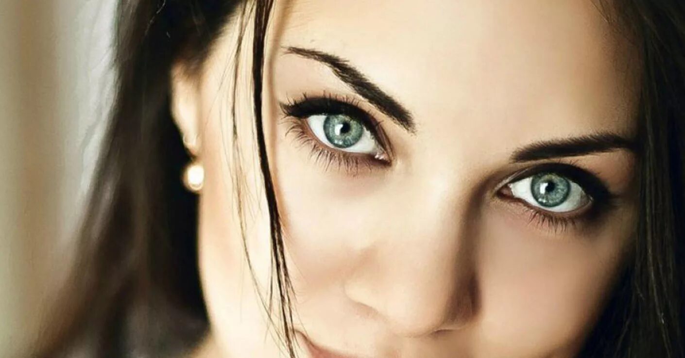 Красивые девушки с серыми глазами. Красивые серые глаза. Серо зеленые глаза. Серо-зелёные глаза у девушки.