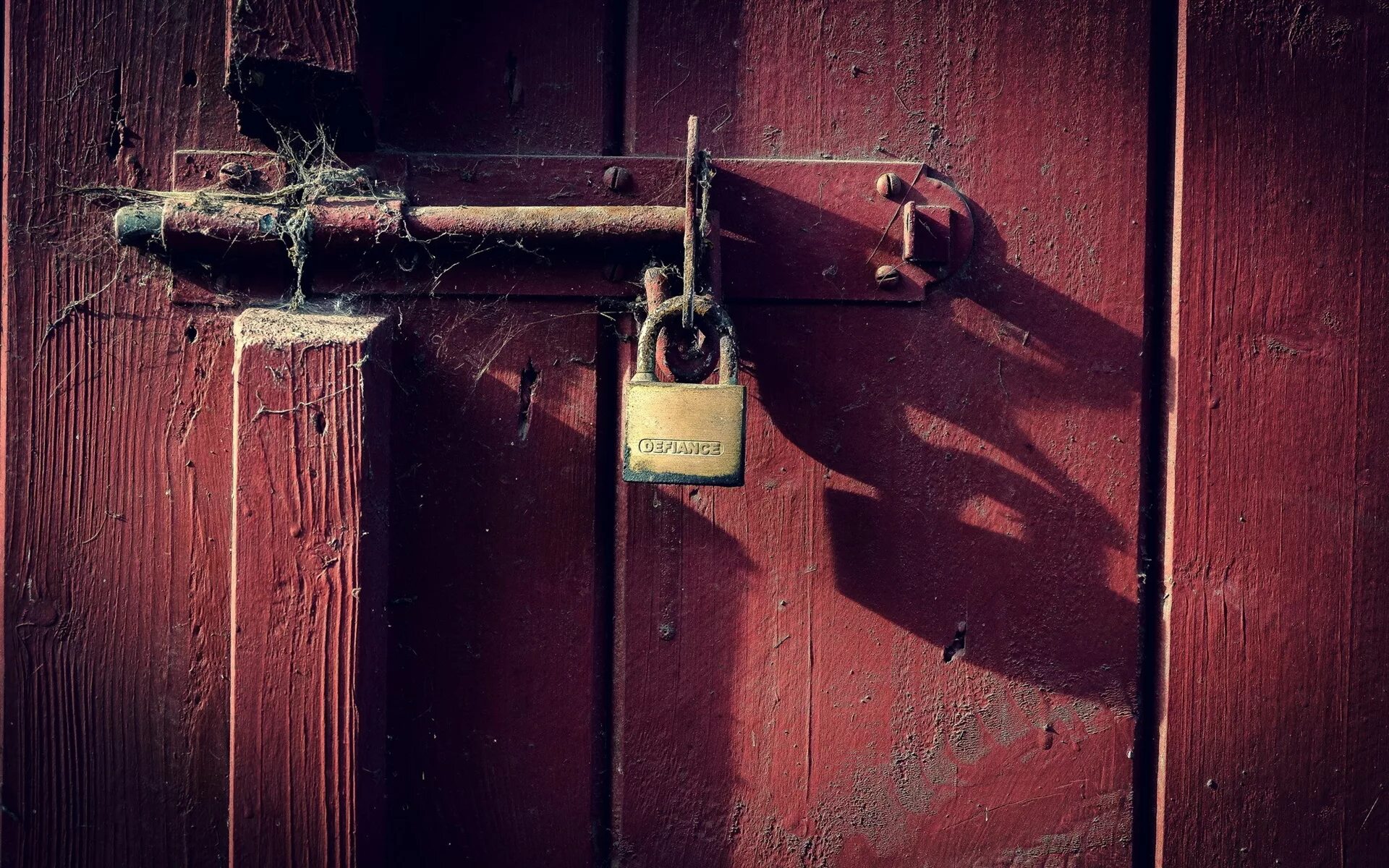 Старый ржавый замок. Амбарный замок на цепи. Замок для двери. Дверь закрытая на замок. Дверь закрыта на два замка.