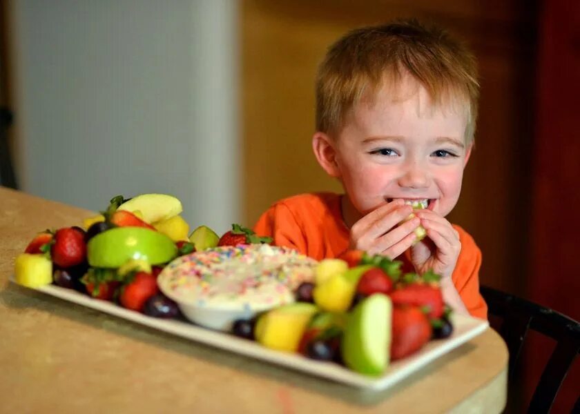 Фрукты для детей. Фрукты фото для детей. Дети с фруктами в Греции. Картинка ребенок кушает фрукты.
