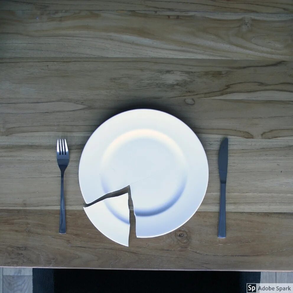 Битые тарелки. Фото битой посуды. Битая посуда на кухне. Разбитые тарелки. Разбитые тарелки.