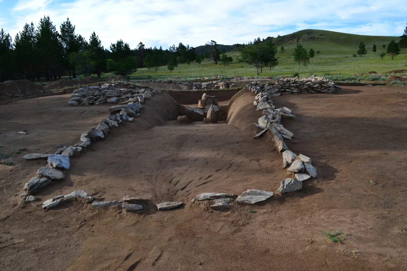 село могильников