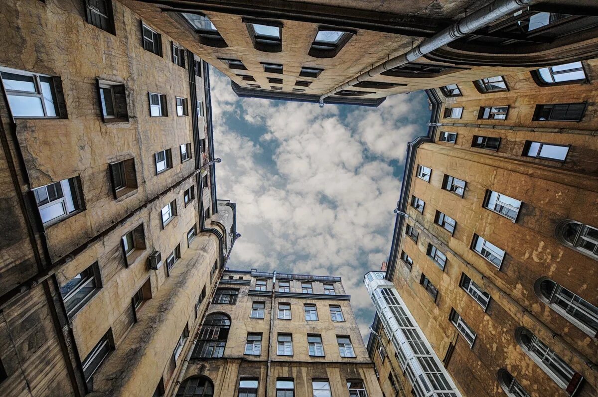 Дворы-колодцы в санкт-петербурге. Почему в питере колодцы. Петербург дворы колодцы. Питерские дворы колодцы. Двор-колодец иоффе санкт-петербург.