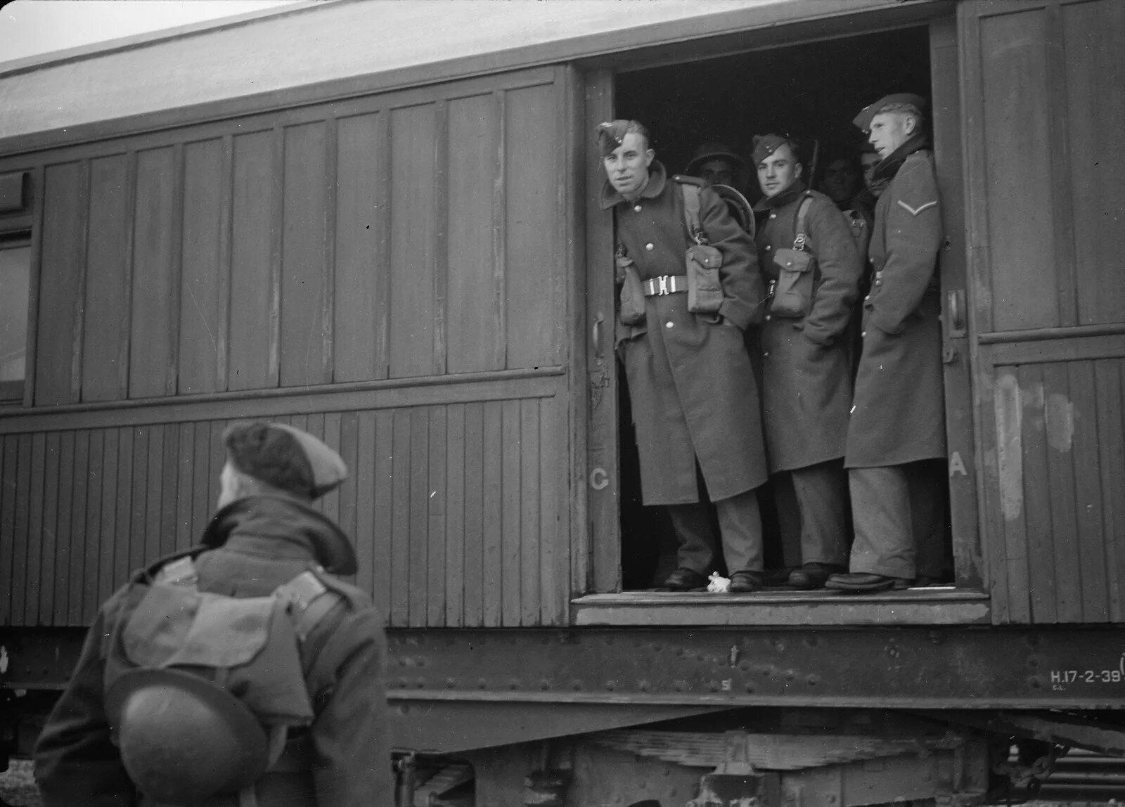 Поезд великой отечественной войны. Солдаты в теплушке 1941. Военный эшелон поезд ВОВ. Военный эшелон 1941.