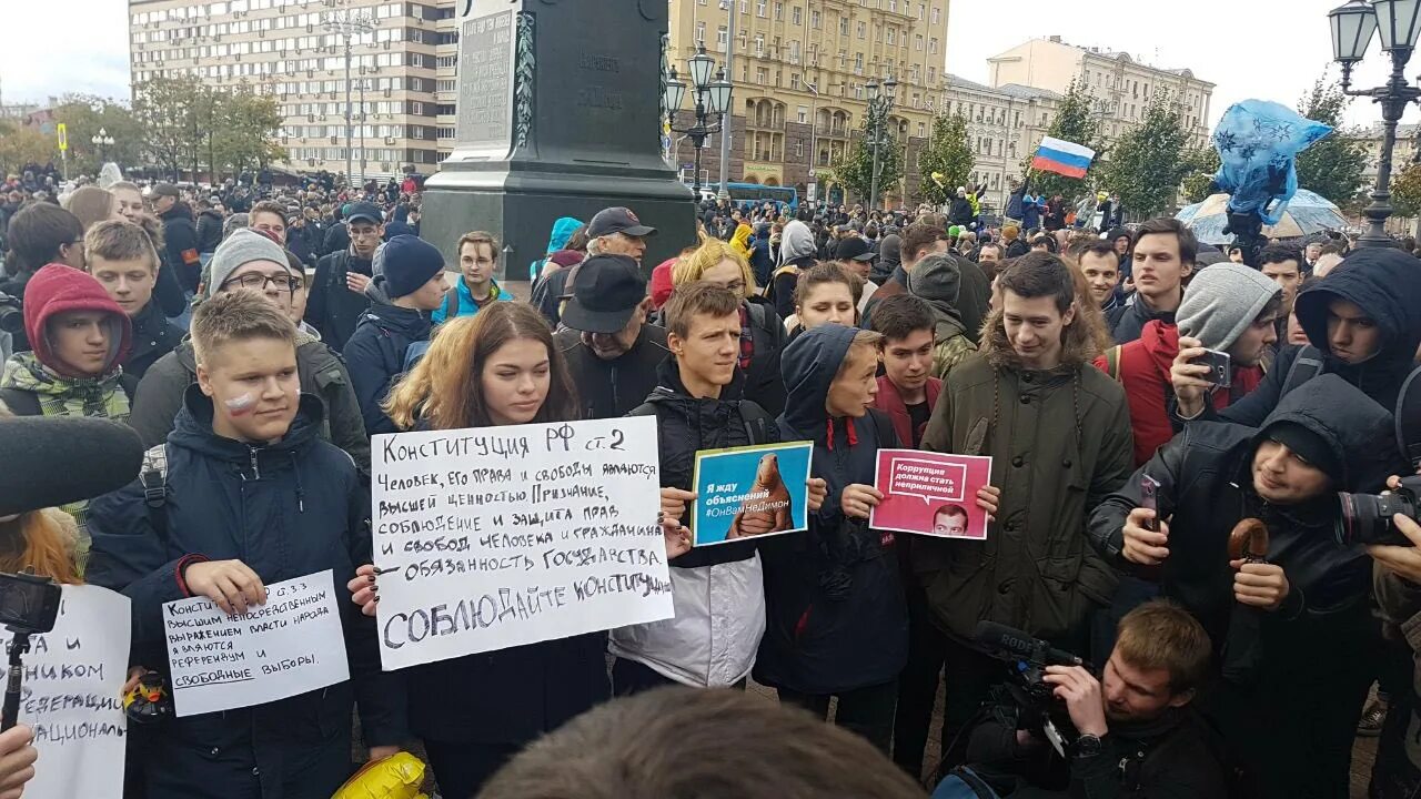 Школьники на митинге. Митинг с плакатами. Школьники на митинге Навального.