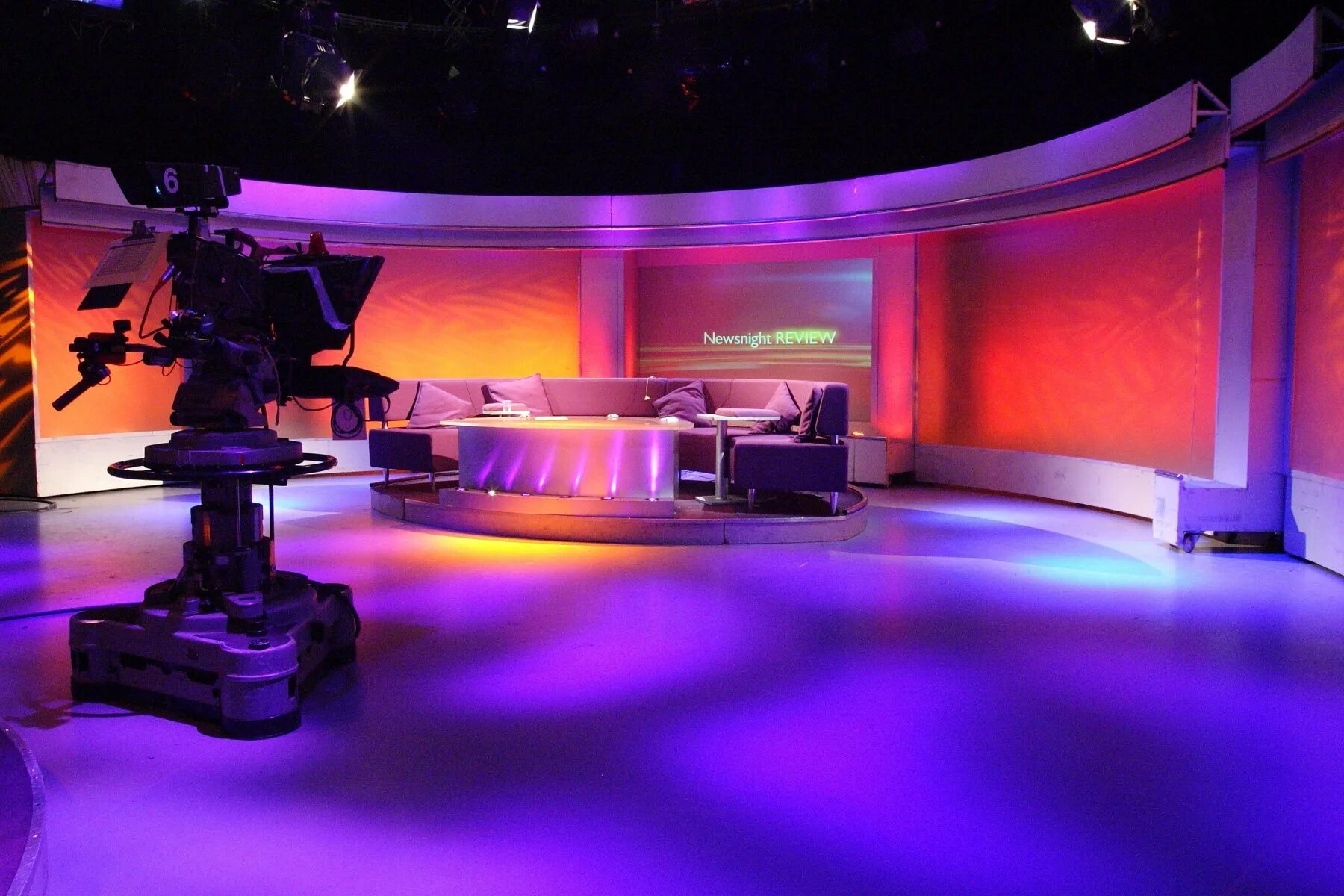 Студия шоу. Хромакейный павильон. Телевизионная камера студийная. Телевизионная площадка. Студия новостей.