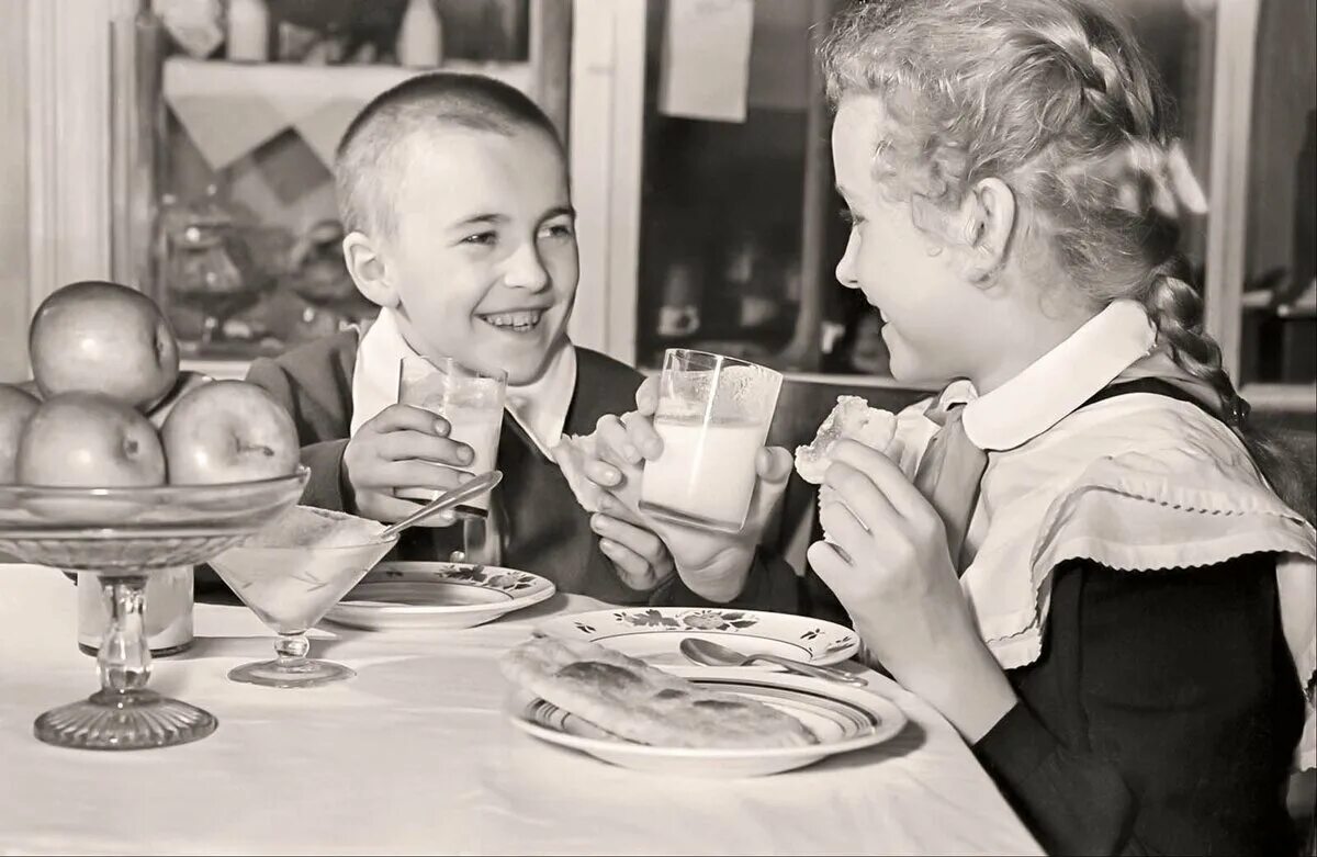 Что ел советский человек. Советские столовые. Советские дети в столовой. Советские дети едят. Советские школьники в столовой.