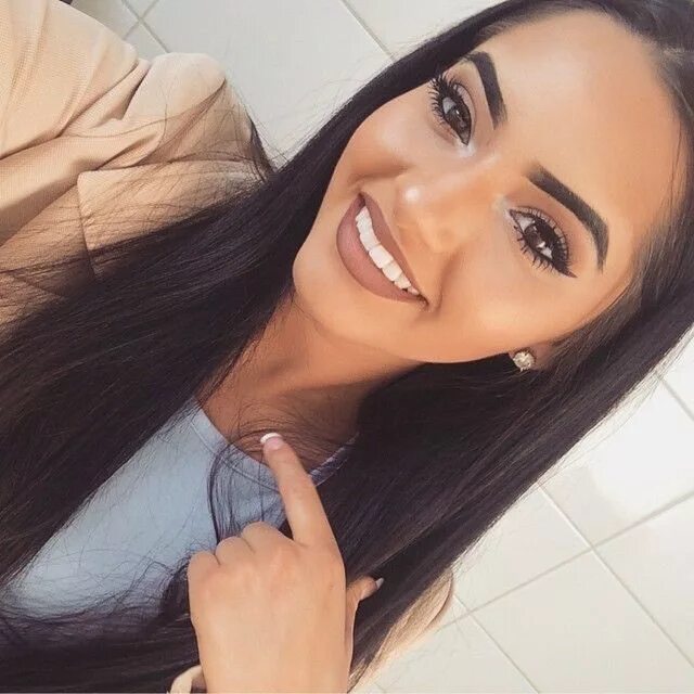 Девушка брюнетка селфи. Клаудия альенде селфи. Девушка брюнетка селфи. Айжан асемова инстаграмме. Мэдисон бир в 13 лет.