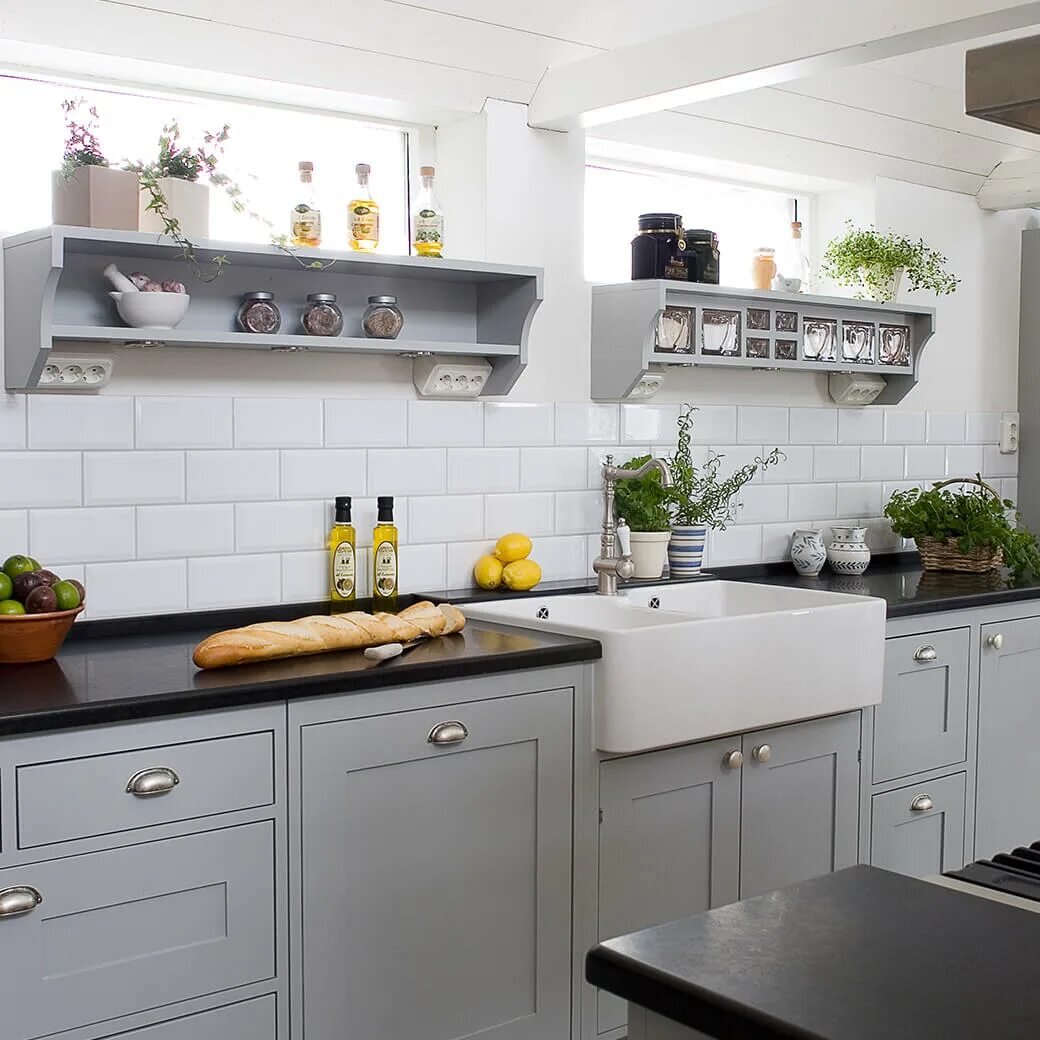 Серые кухни. Кухня в сером цвете. Кухня в светло сером цвете. Светло серая кухня. Темно светло серая кухня