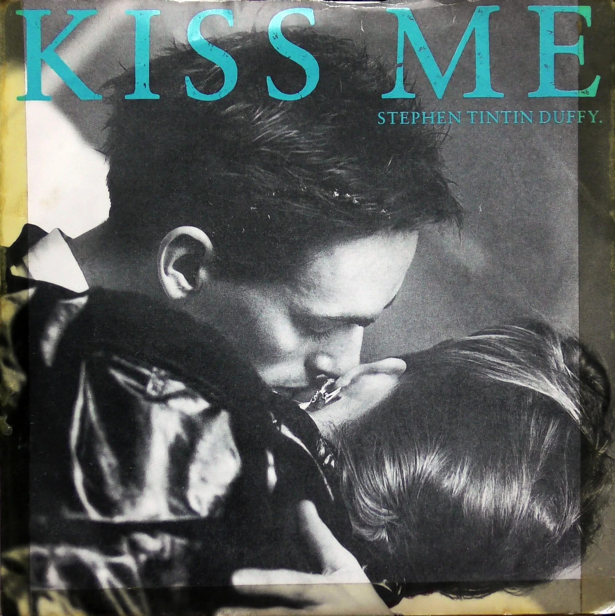Shut up and kiss me. Наклейки губы. Kiss me надпись. Avril kiss me. Na na hey hey kiss him goodbye.