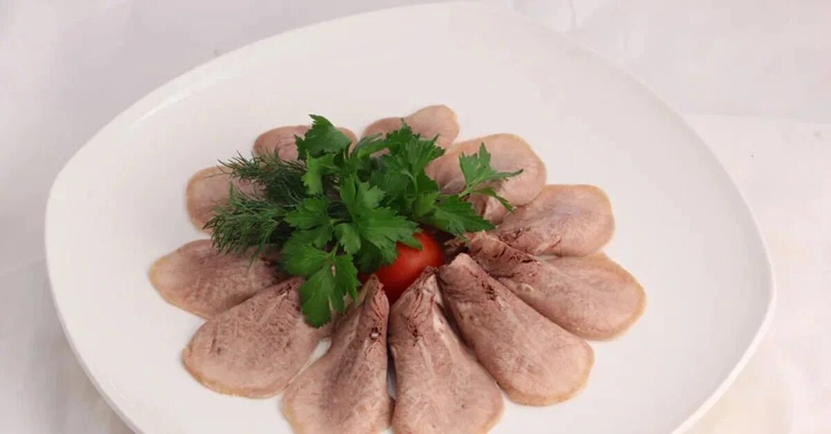 Как отварить говяжий язык вкусно для нарезки. Язык говяжий нарезка. нарезка из говяжьего языка. говяжий язык на праздничный стол. красивая нарезка языка говяжьего.