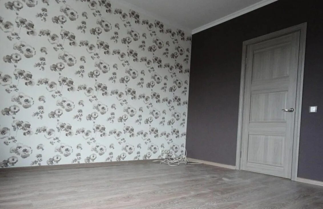 Комнаты оклеенные темными обоями?. Расцветки обоев для спальни. Обои в зале. Обои в маленькую спальню комбинированные. Светло серая спальня.