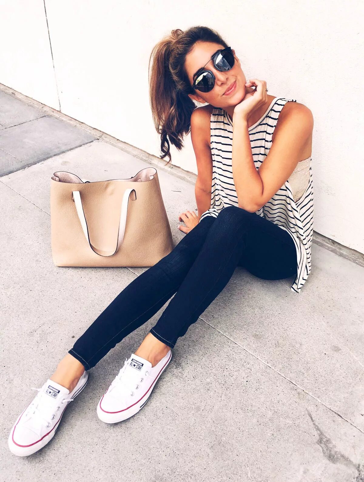 модные луки с кедами. луки с кедами. платье с кроссовками. весенний образ для девушки. луки с кедами.