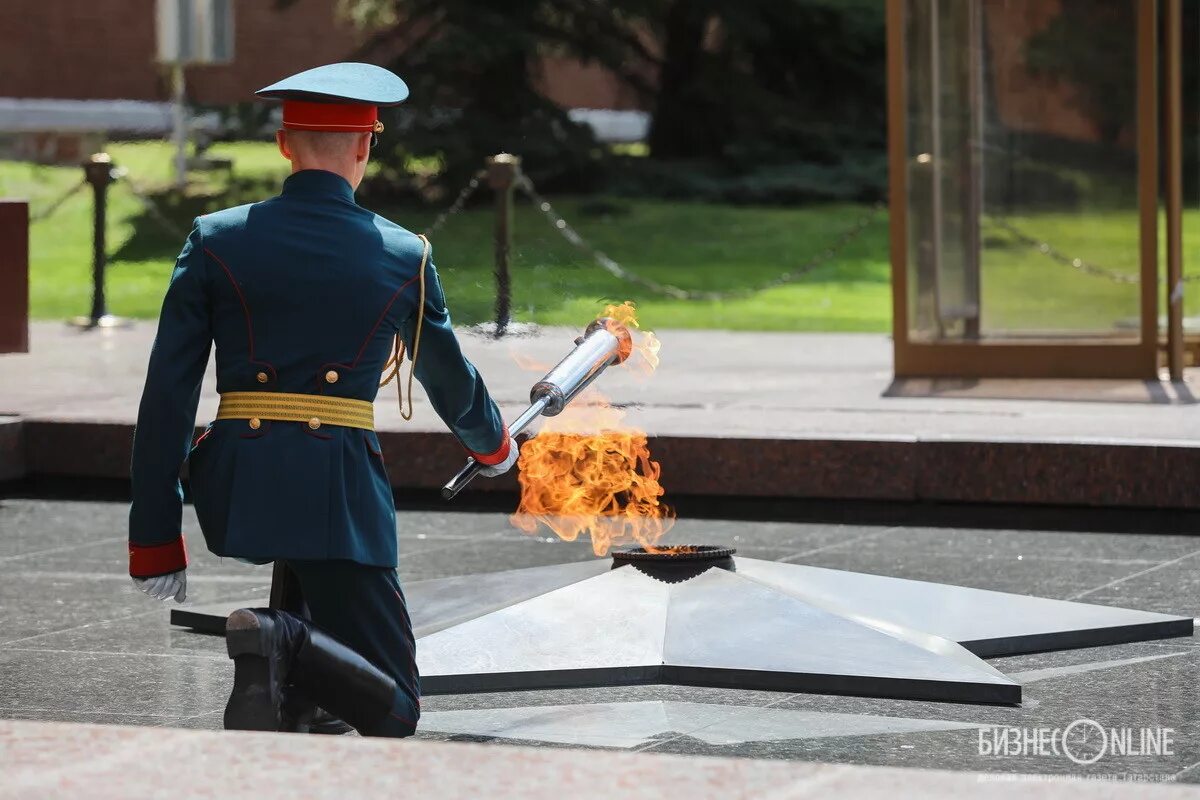 Зажжение вечного огня 1967. Солдаты возле вечного огня. Солдат у вечного огня. Могила неизвестного солдата Казань.