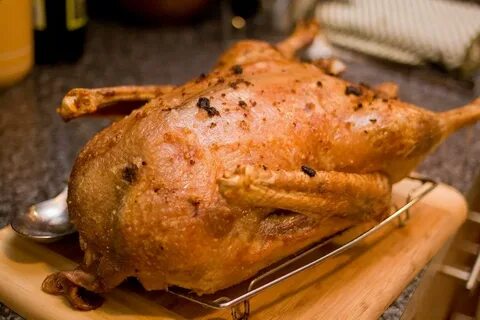Гусь в духовке целиком с черносливом