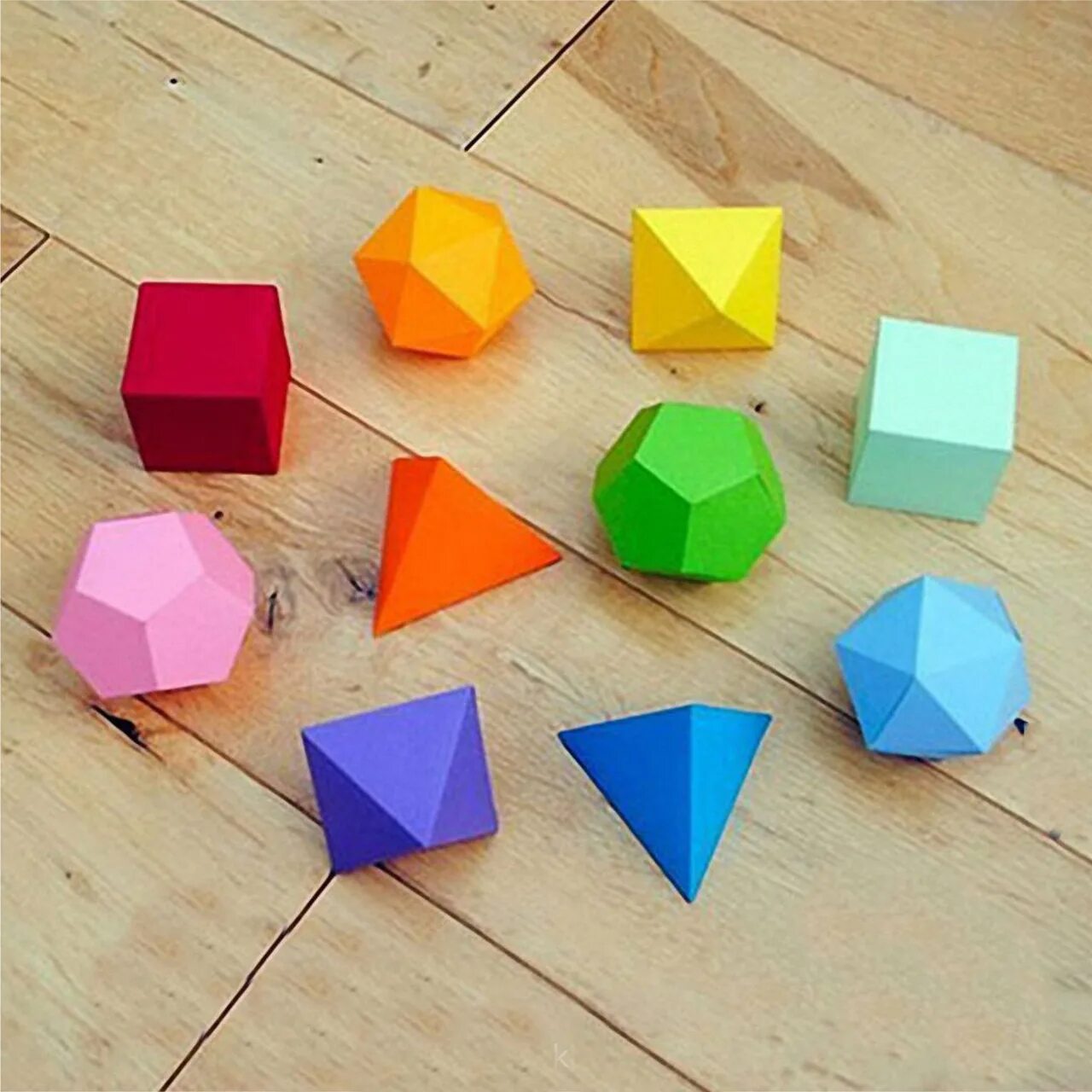 Как сделать геометрию. Геометрические фигурки. Необычные геометрические фигуры. Геометрические тела развертка призма. Развертка правильного октаэдра.