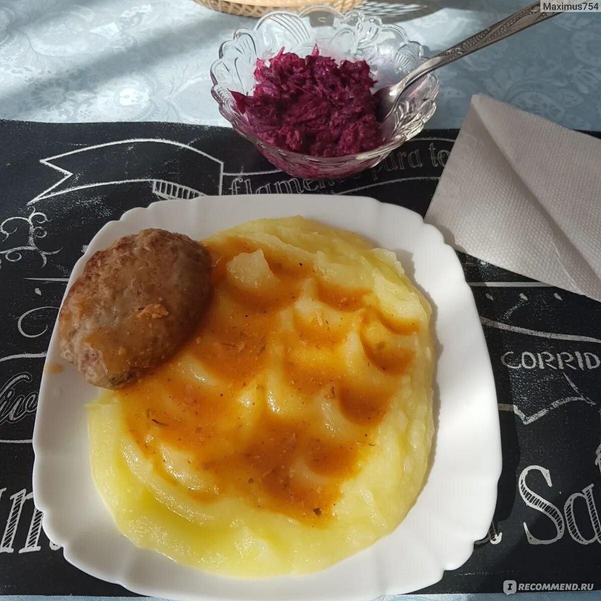 Кафе пюре. Картофельное пюре с котлетой. пюре картофельное в столовой. котлета с пюрешкой в столовке. котлеты с пюре в ресторане.