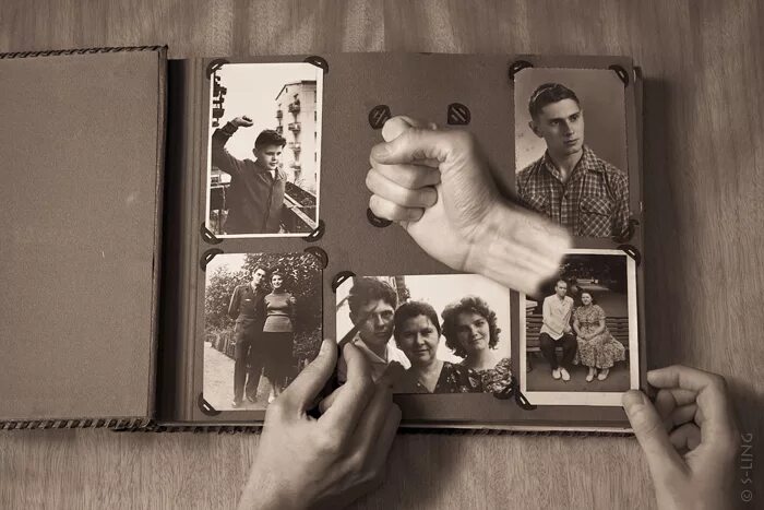 Старый семейный фотоальбом. Старинный фотоальбом. Старый фотоальбом в руках. Листая старый фотоальбом. Песни листать альбомы