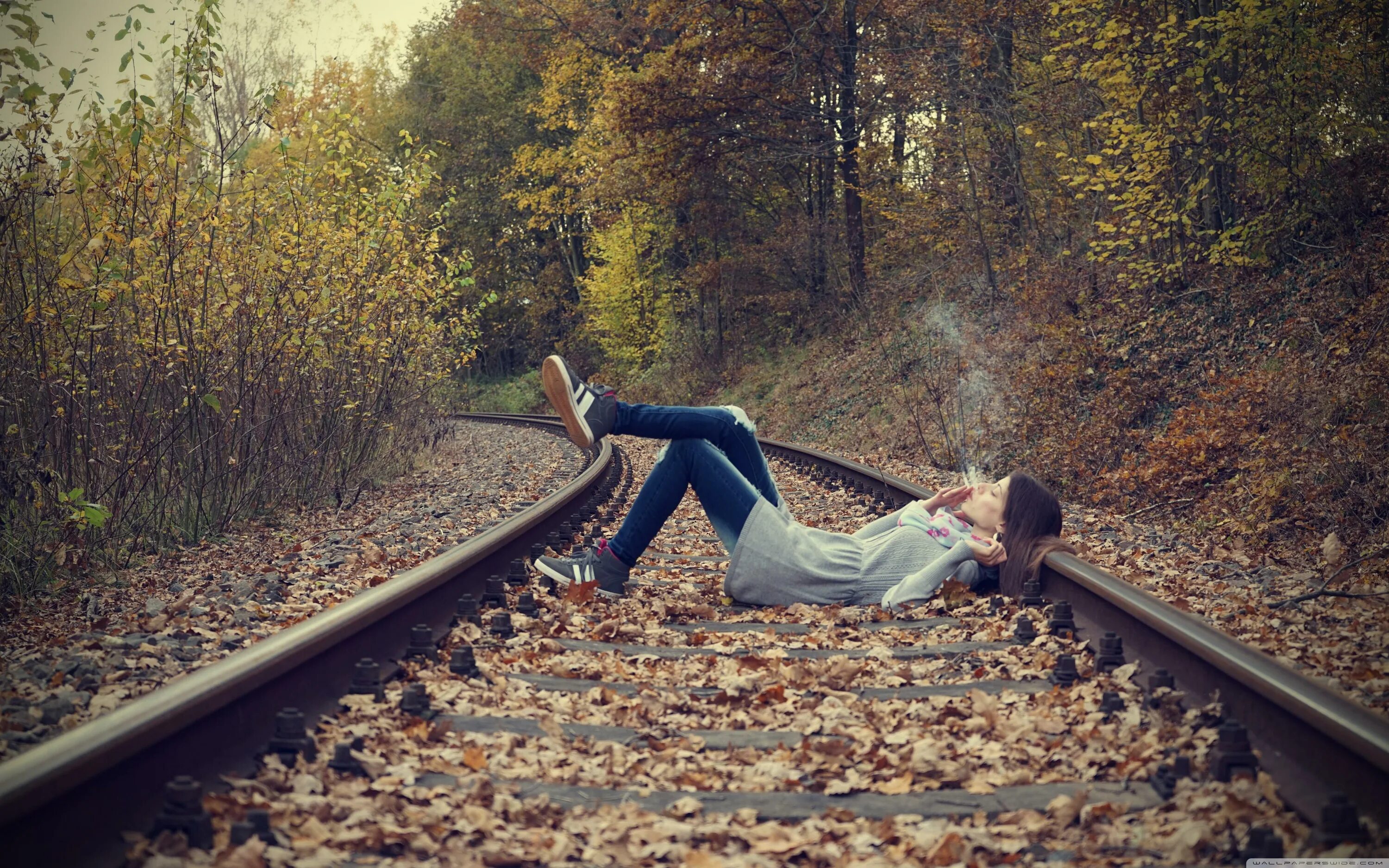 Всю дорогу молчали говорить. Девушка лежит на дороге. Фотосет на железной дороге. Брюнетка осенью.