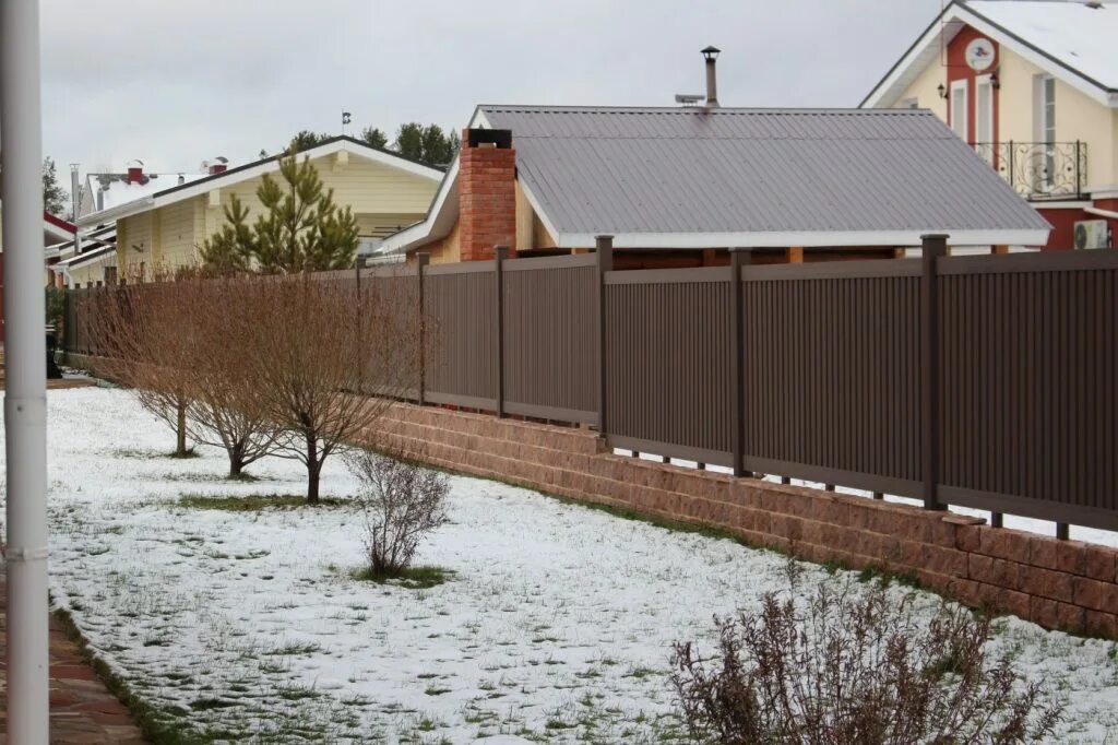 Высокие заборы стройка. Ограждение тюмень. Тюмень красивые заборы. Снт без заборов. Ограждение тюмень.