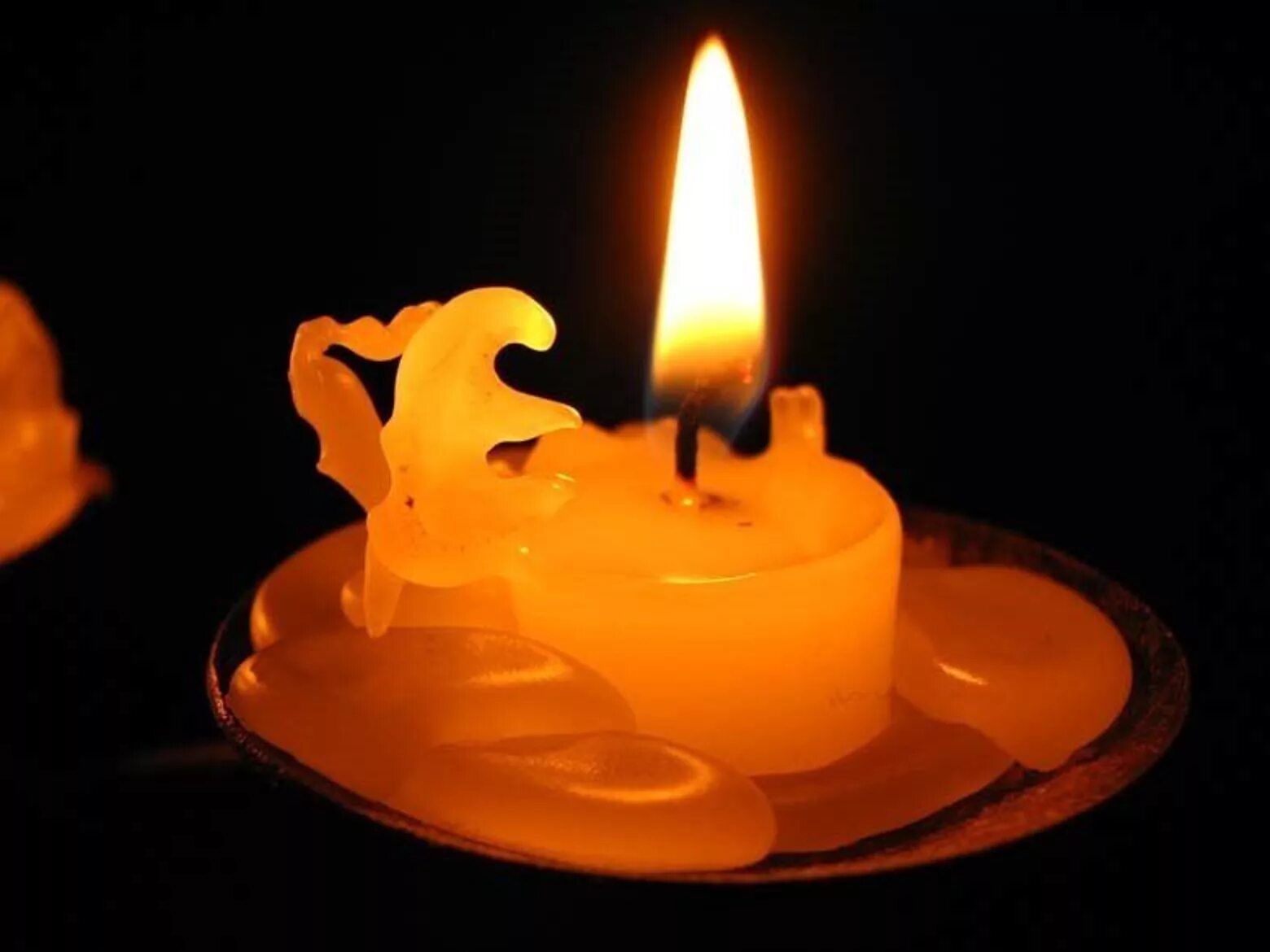 Огарок свечи. Огарки от свечей. Оплавленная свеча. Воск для свечей. Горит красивая свеча