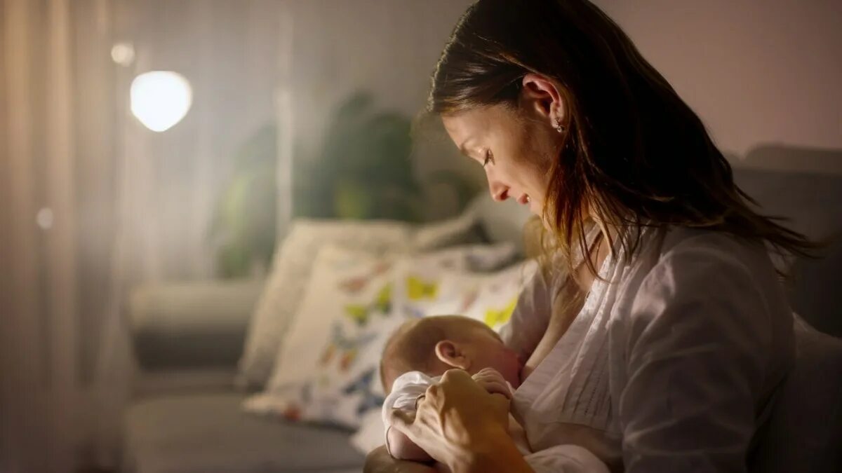 Мама и малыш ночью. Night feeding. Night feeding. Night feeding. Кормящая мама.