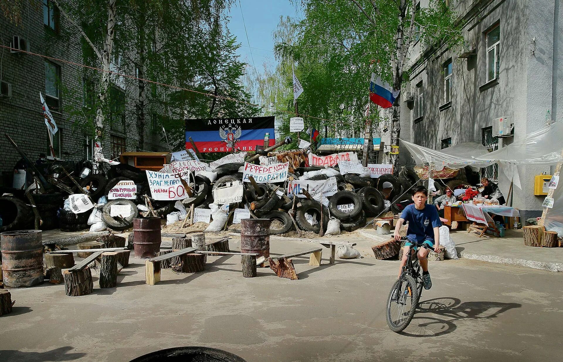 Ополченцы в славянске. Анастасия волочкова в славянске на кубани. Донбасс 2014 война славянск. Славянск донецкая область. Донбасс 2014 война славянск.