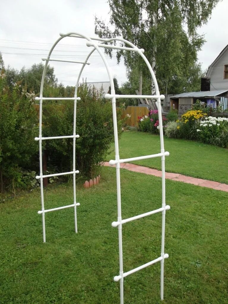 Садовая арка из пластиковых труб. Металлическая арка для винограда. Садовые арки из труб пвх. Арка садовая из полипропиленовых труб. Арка садовая полимерсад.