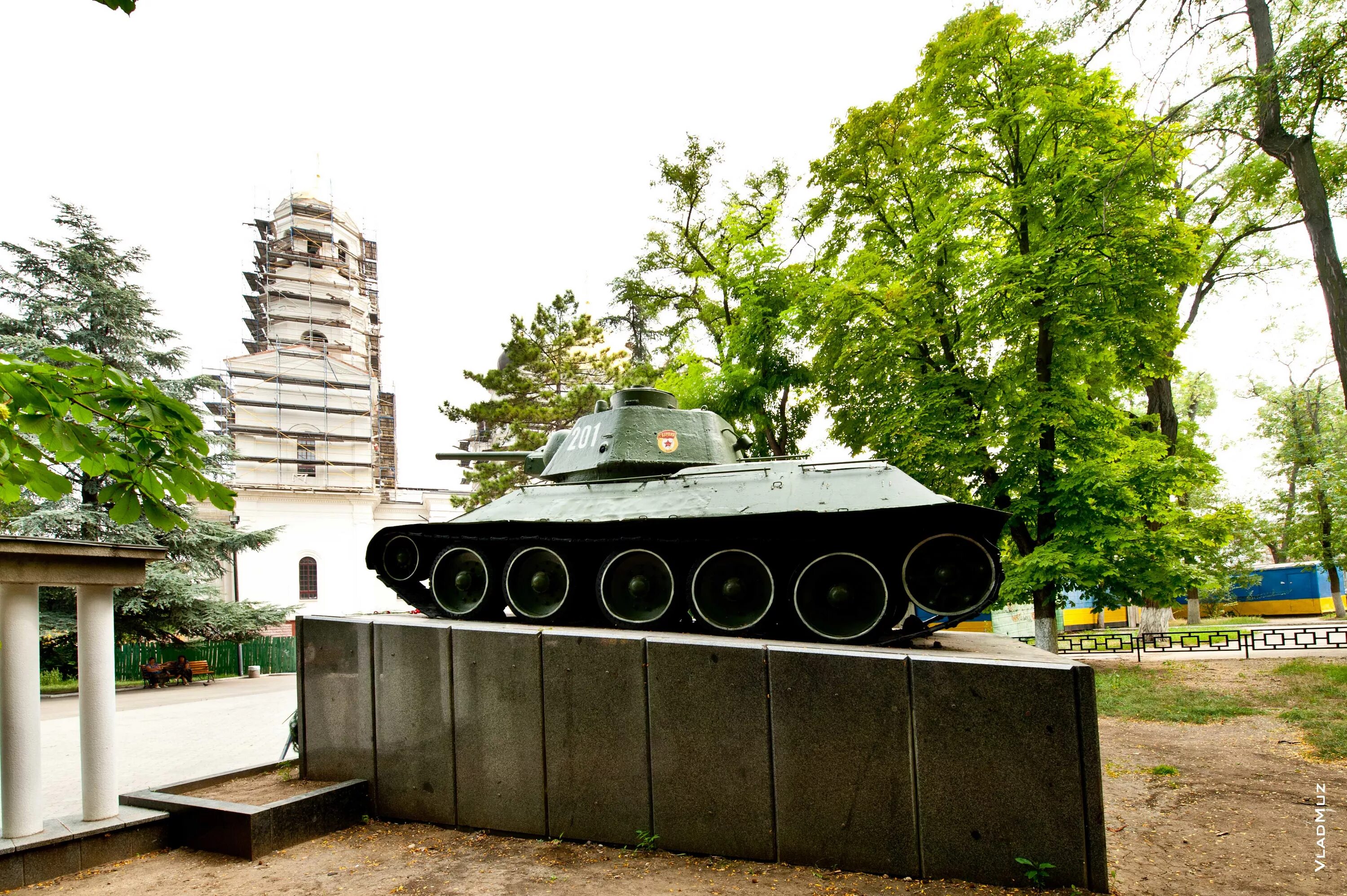 Танк-памятник освободителям Симферополя. Танк в Симферополе памятник т-34. Танк т34 Симферополь. Памятник танка Симферополь симферопольцам. Симферополь 1944 года