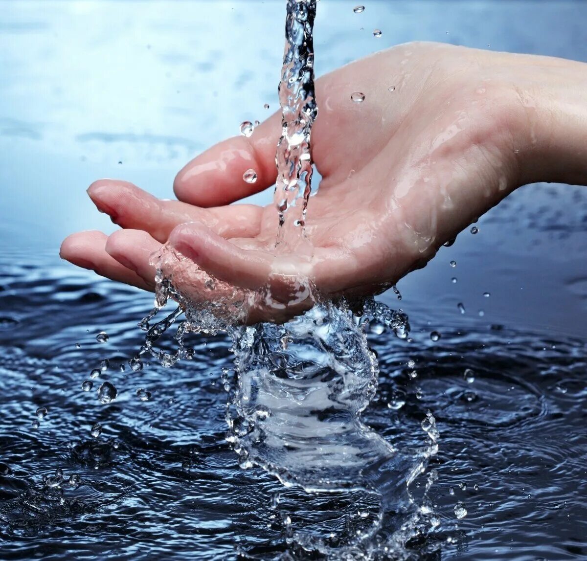 Включи просто воду. Вода в руках. Чистая вода. Вода в ладонях. Текучие воды.