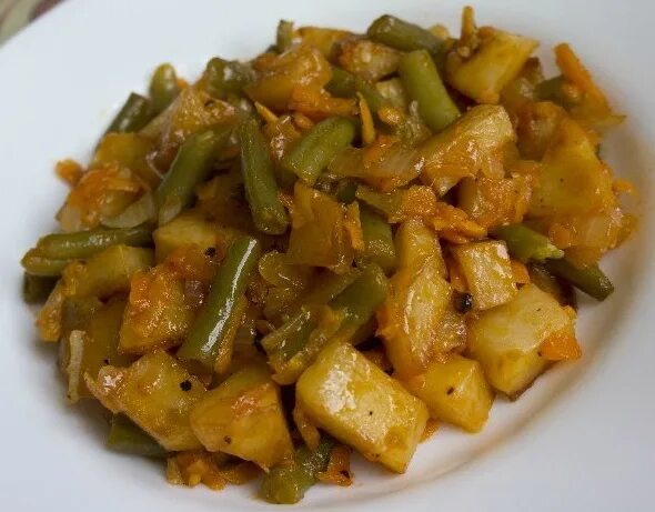 Картошка со стручковой фасолью. Овощное рагу стручковая фасоль морковь. картофель с стручковой фасолью. тушеная стручковая фасоль.