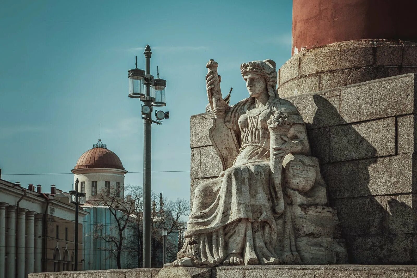 Расстрельная колонна в петербурге. Ростральные колонны санкт-петербург. ростральные колонны васильевский остров. стрелка васильевского острова в санкт-петербурге колонны. ростральные колонны в риме.