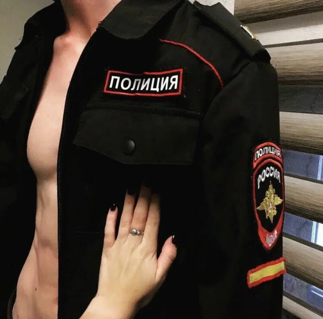Женская рука на форме полиции. Следуй за мной. Девушка полицейский. Женская рука на форме полиции. Полицейский и рука девушки.