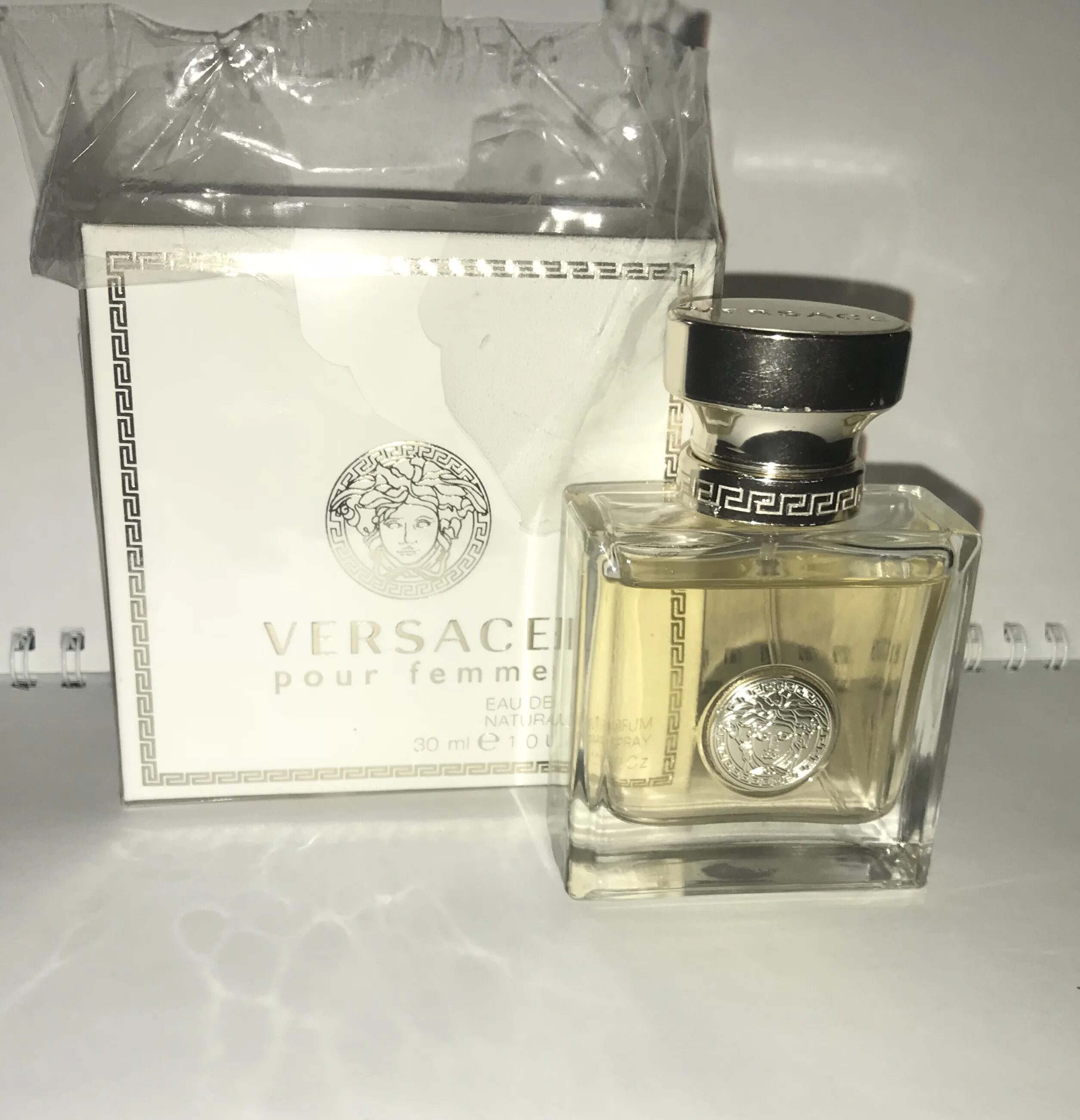 Версаче pour femme. Духи Версаче лэтуаль. Духи Versace pour femme. Этуаль Версаче духи Версаче. Летуаль вода версаче