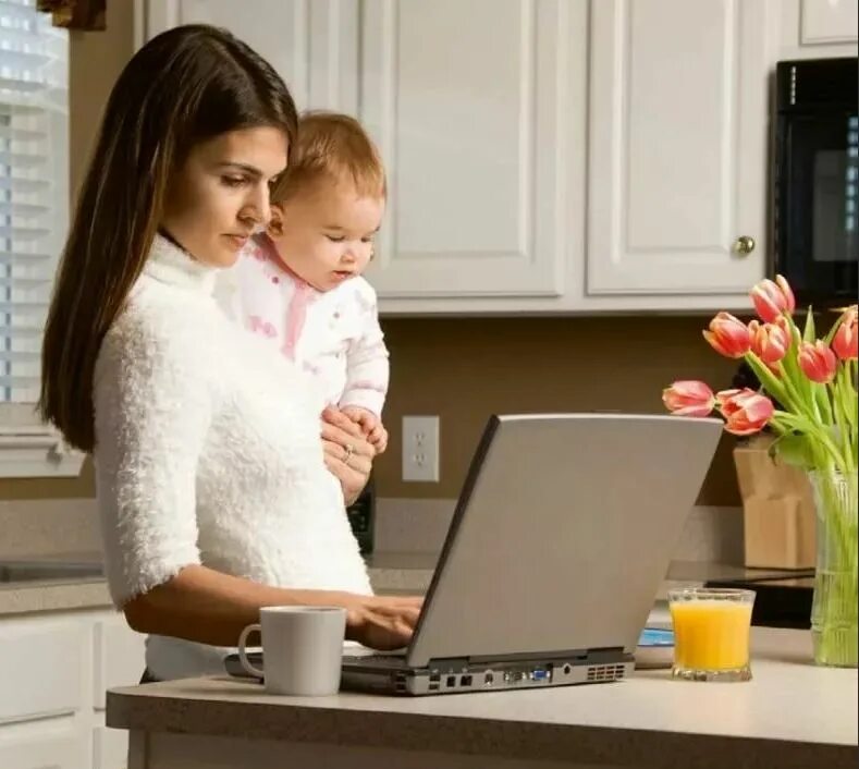 Мама зарабатывает. Женщина в декрете. Мама с ребенком за ноутбуком. Работа на дому. Мама с ребенком за компьютером.