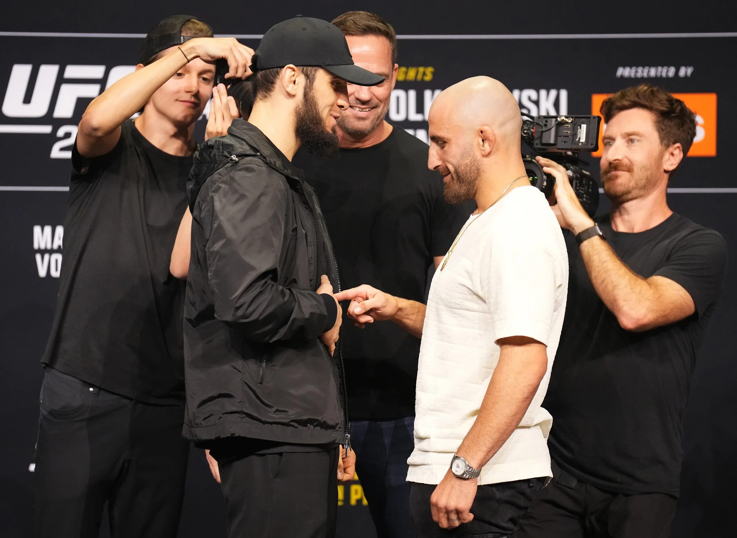 Ufc 300 где пройдет. UFC 284 Махачев Волкановски. Волкановски UFC 284.