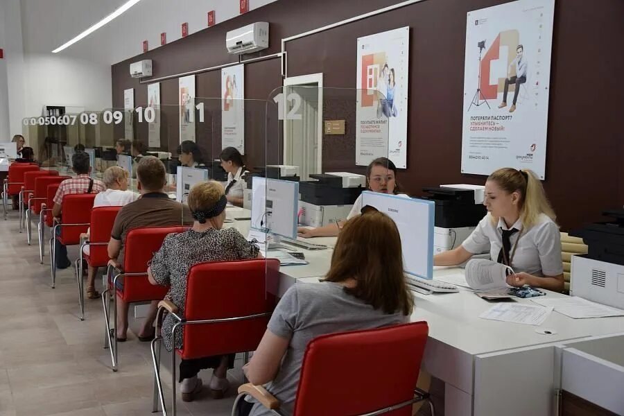Прием работы мфц. Волгоград мфц волгоград. гавшина мфц волгоград. сотрудник мфц. столы для мфц.