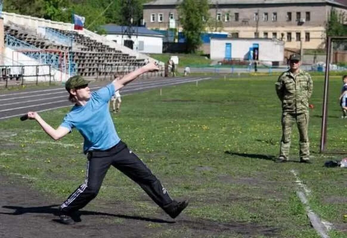Техника метаний гто. Метание гранаты спорт. Метания гранат спорт. Метанием гранат ГТО. Метание гранаты в легкой атлетике.